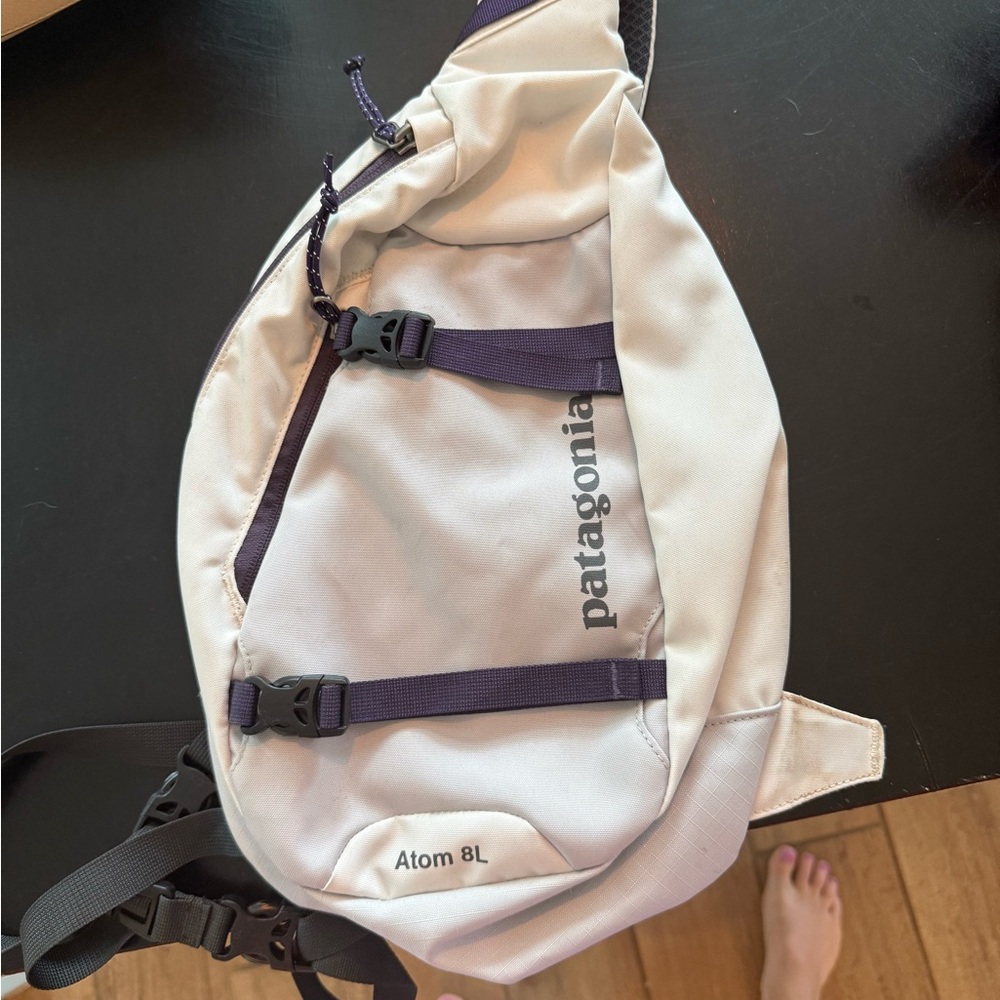 Patagonia Atom 8L Sling Bag - White and Black